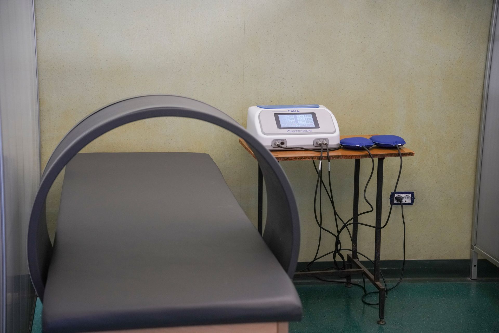 Una stanza con un letto e una macchina su un tavolo.