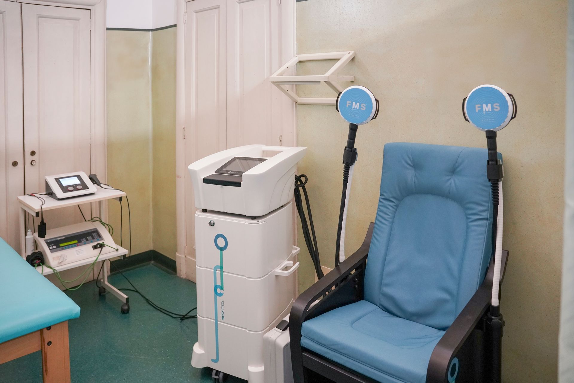 Una sedia è posizionata in una stanza accanto a una macchina.