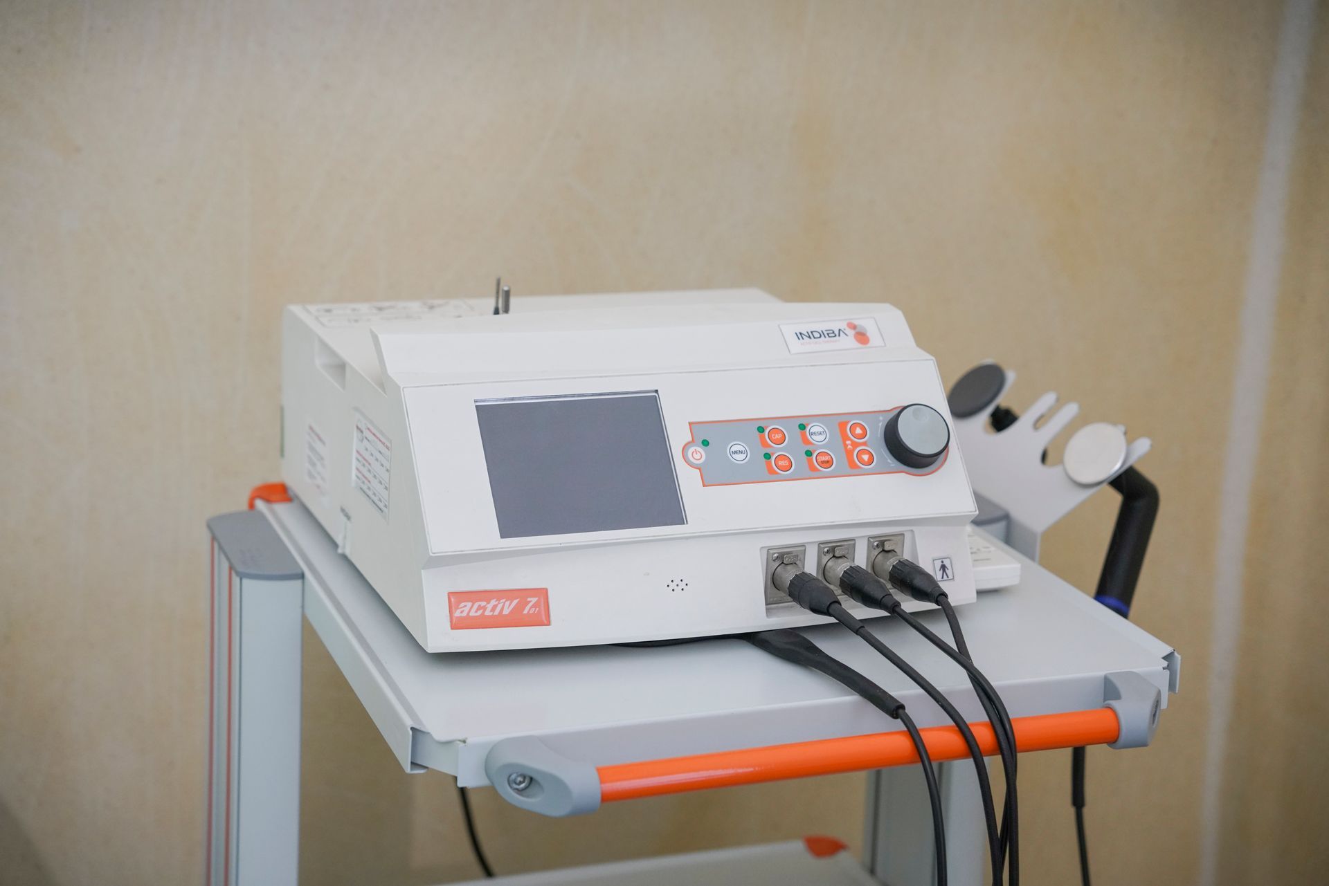 Una macchina è posizionata sopra un carrello in una stanza.