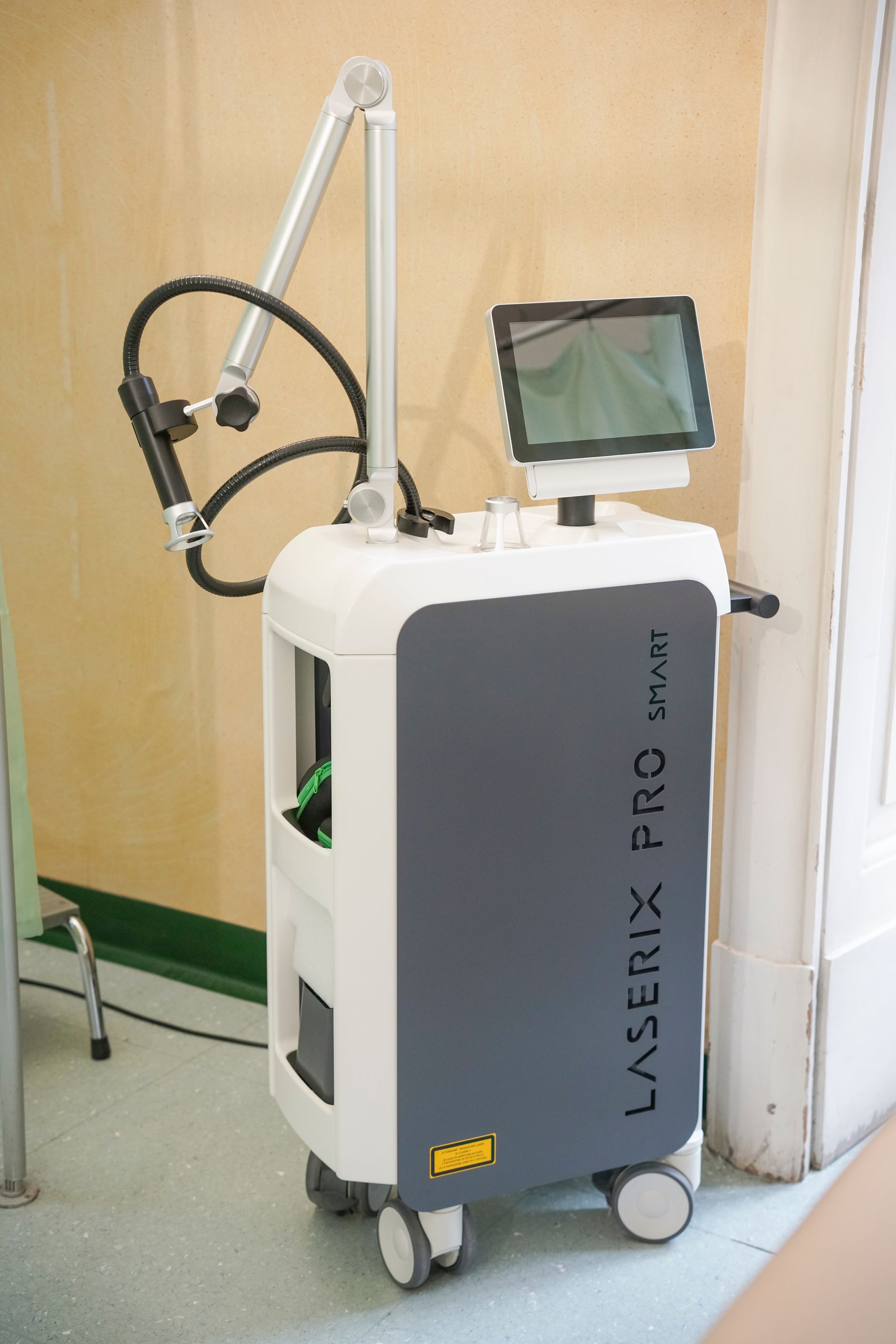 Sul pavimento di una stanza c'è una macchina chiamata Laserix Pro.