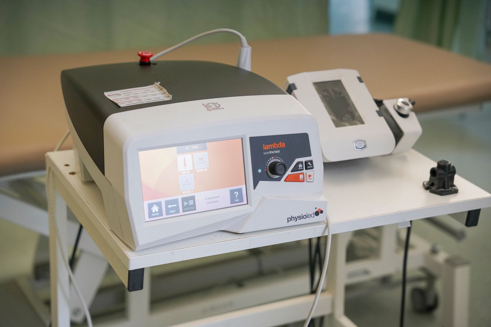 Una macchina è appoggiata su un tavolo accanto a un letto.