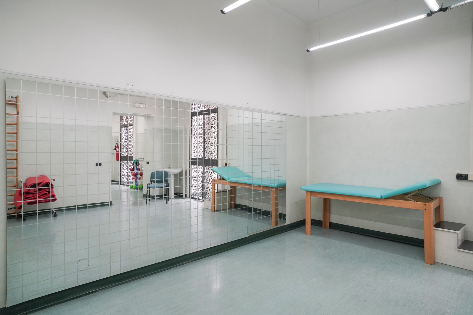 Una stanza con un tavolo e uno specchio sul muro.