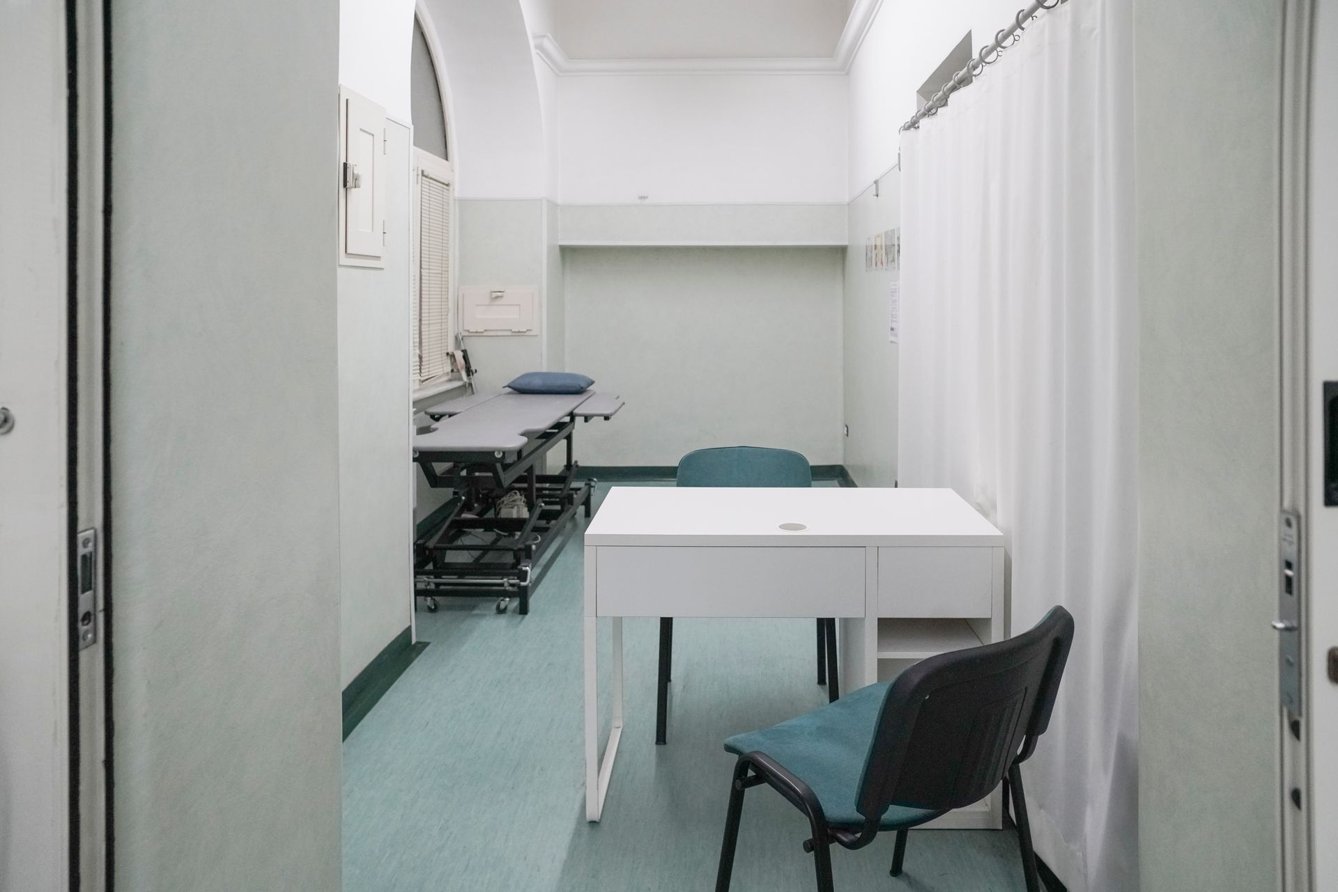 C'è una sedia e un tavolo nella stanza.