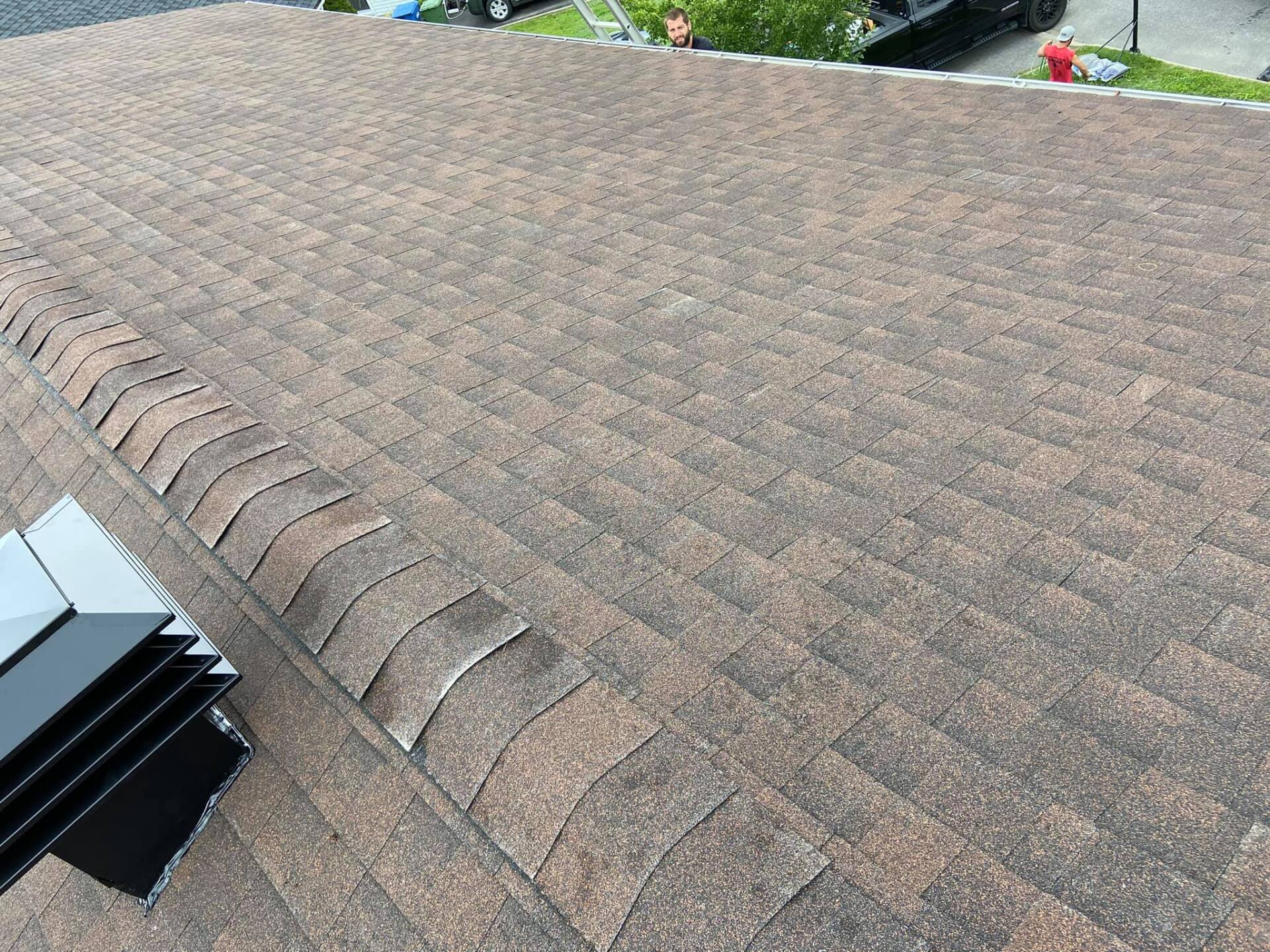 Un gros plan d'un toit avec un évent dessus.