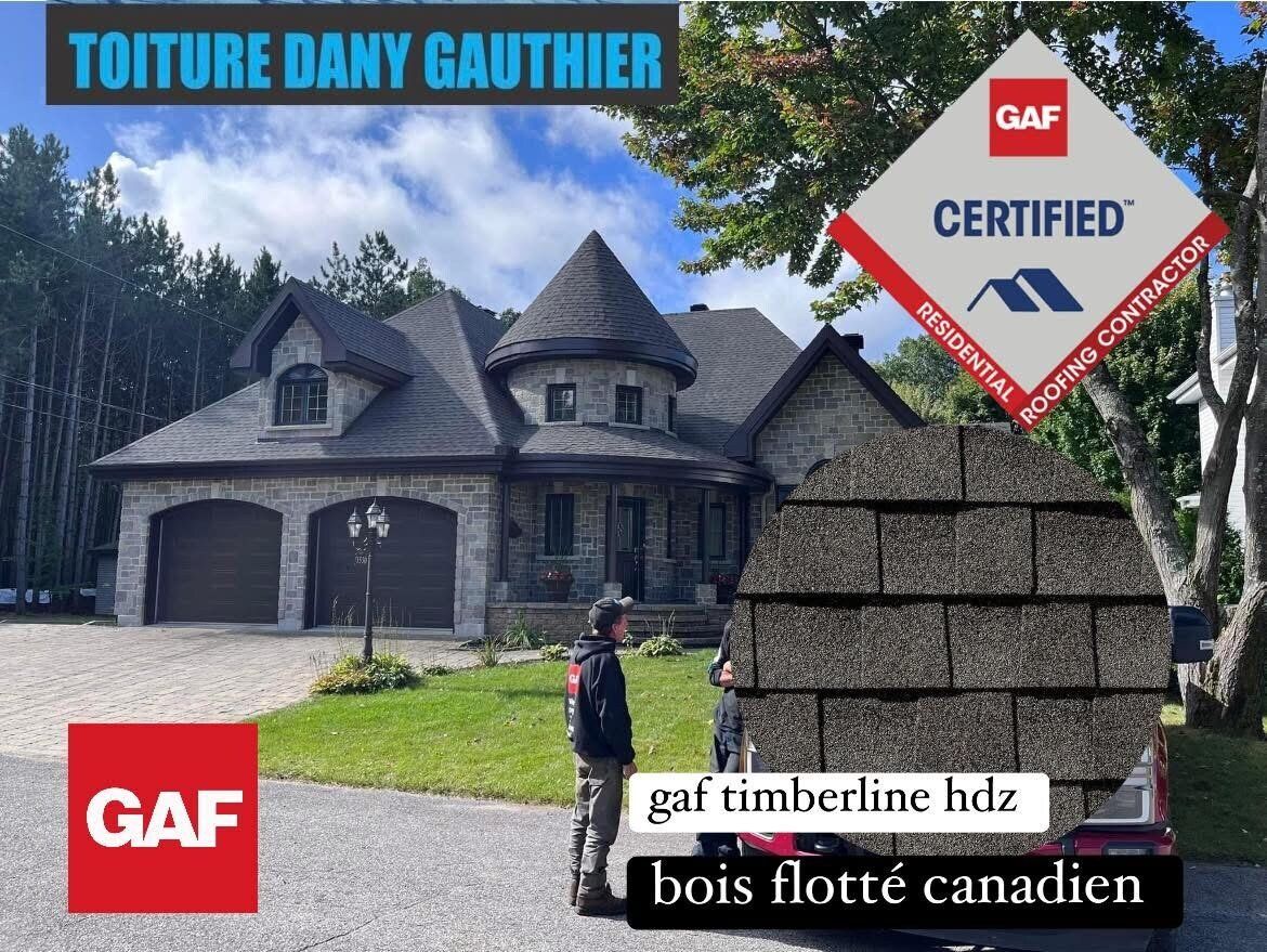 Une maison avec de nouveaux bardeaux gris foncé, un logo GAF Certified et un ouvrier près d'un présentoir de bardeaux Timberline.