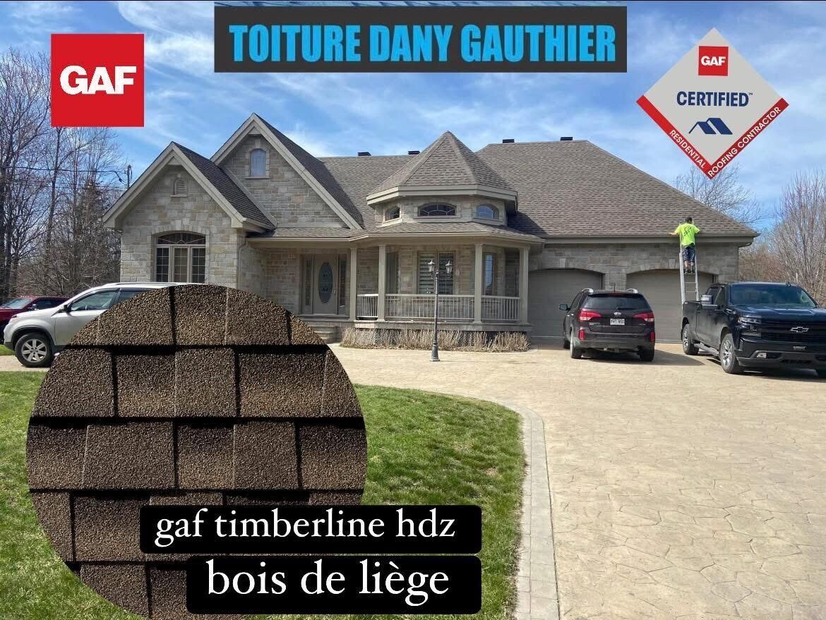 Maison avec une nouvelle toiture brune réalisée par Dany Gauthier, utilisant des bardeaux GAF Timberline HDZ, avec un camion et une voiture dans l'allée.