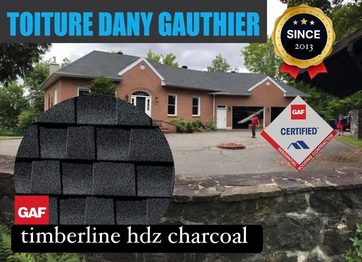 Une maison au toit gris foncé ; publicité pour « Tenue Dany Gauthier » avec des bardeaux GAF.