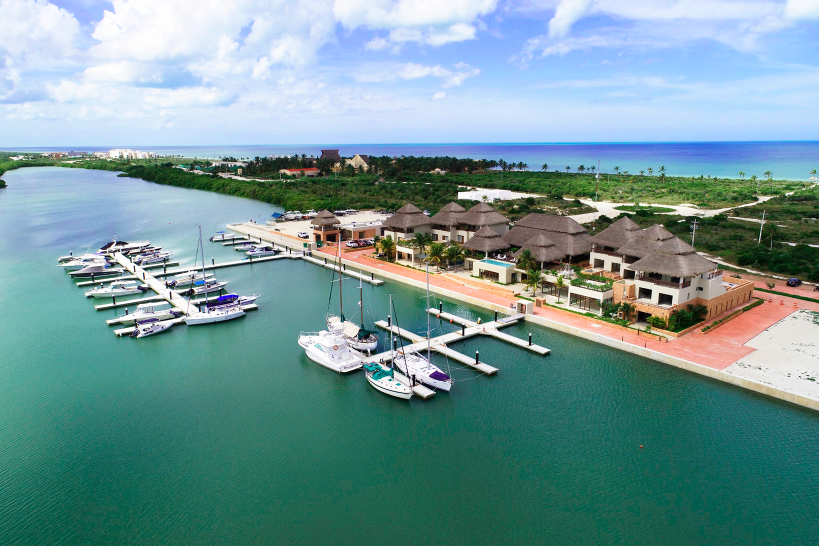 Una vista aérea de un puerto deportivo con barcos atracados en el agua.