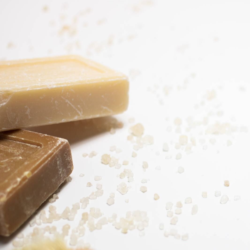 Dos trozos de chocolate se apilan uno encima del otro sobre una superficie blanca.