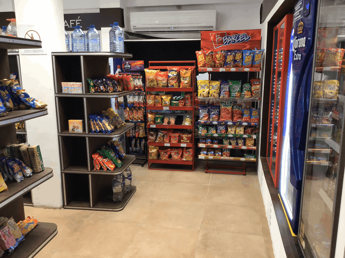 Una tienda llena de muchos bocadillos y bebidas.
