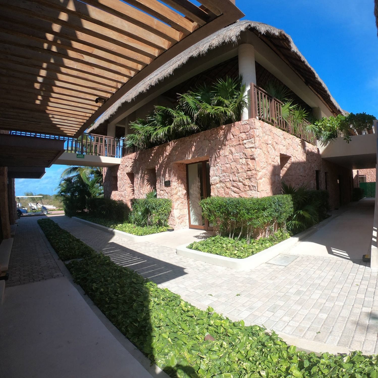 Un gran edificio de ladrillo con techo de paja.