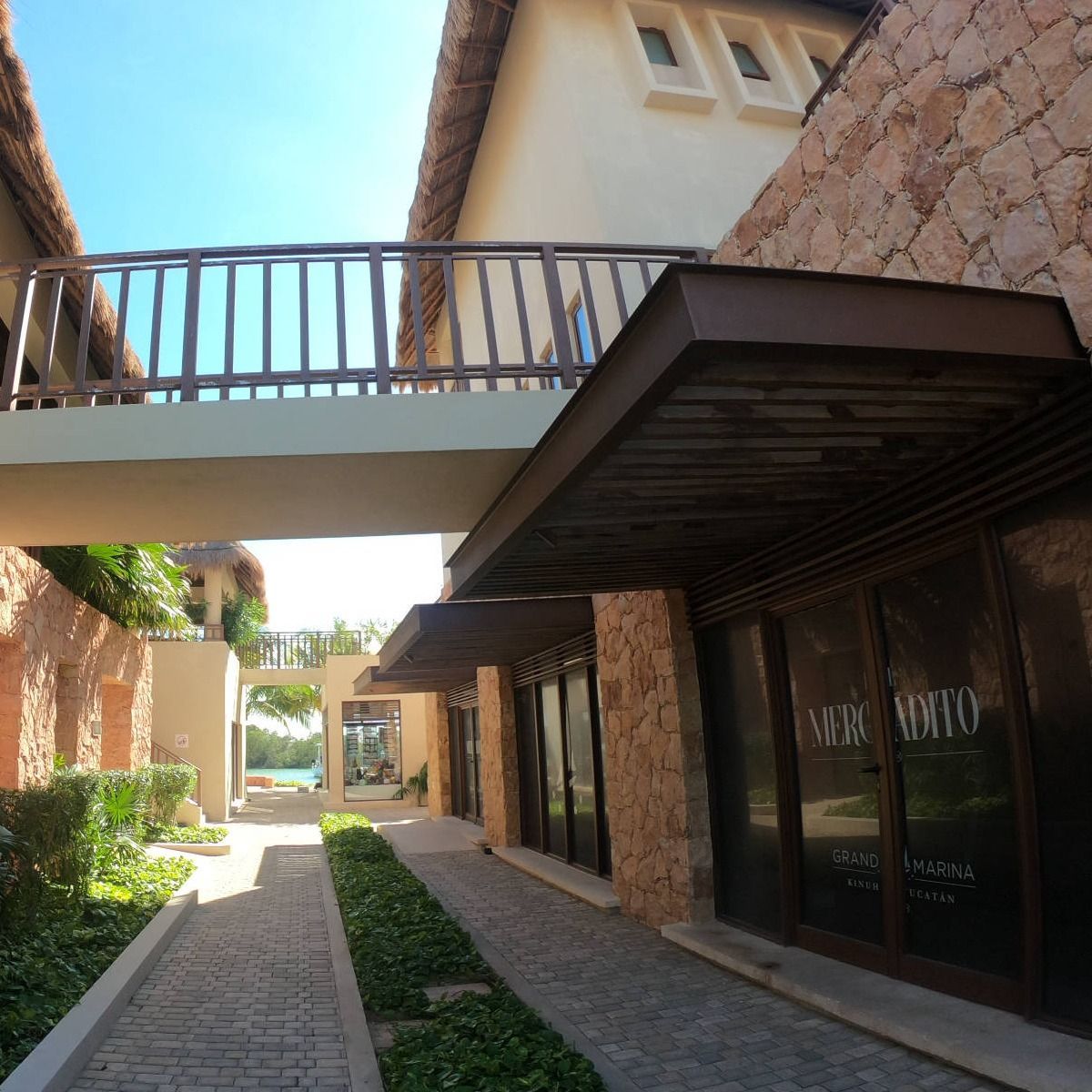 Un edificio con la palabra México en las ventanas.