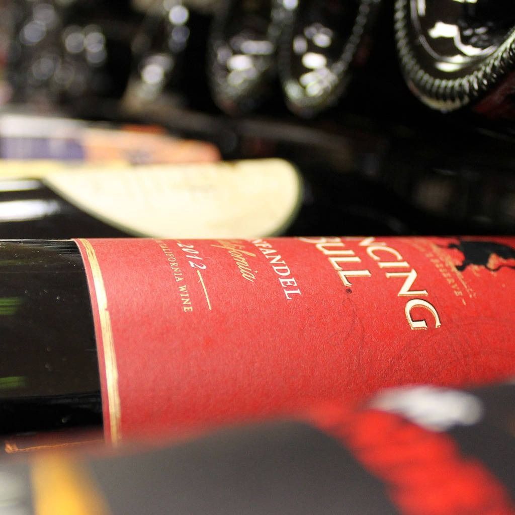 Un primer plano de una botella de cing llena.