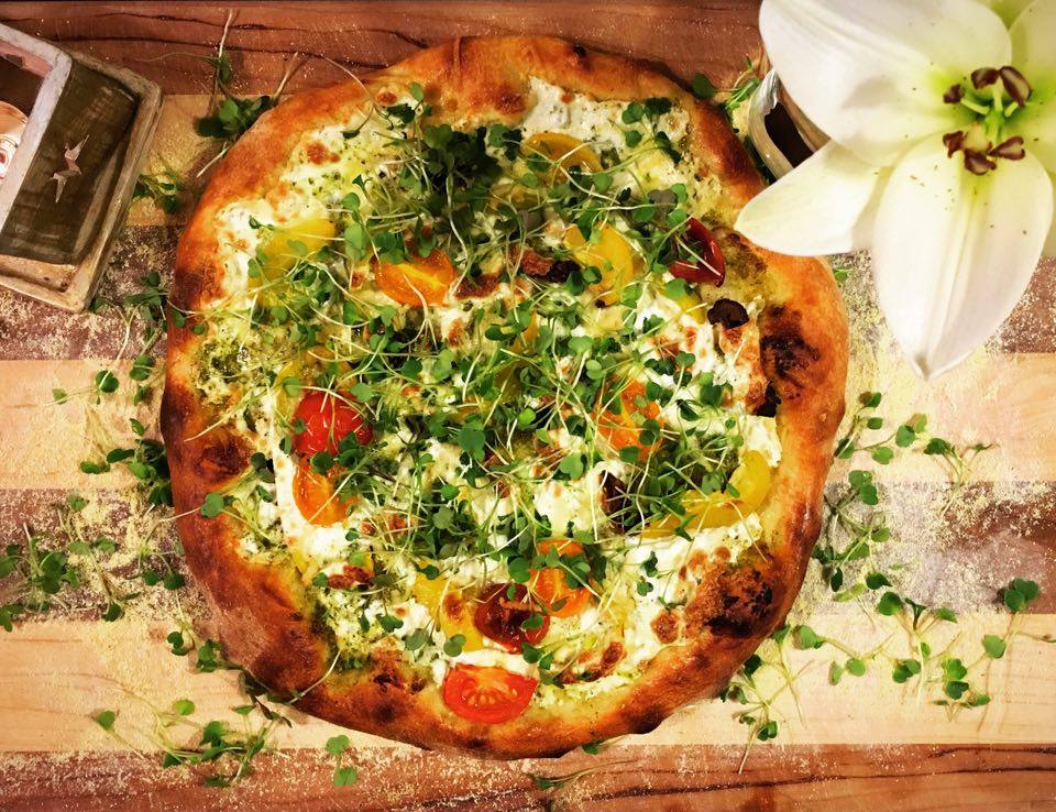 pizza con microgreen