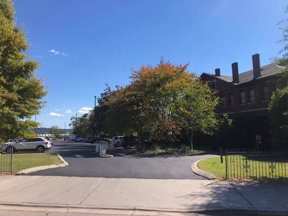 A large building with a lot of cars parked in front of it.