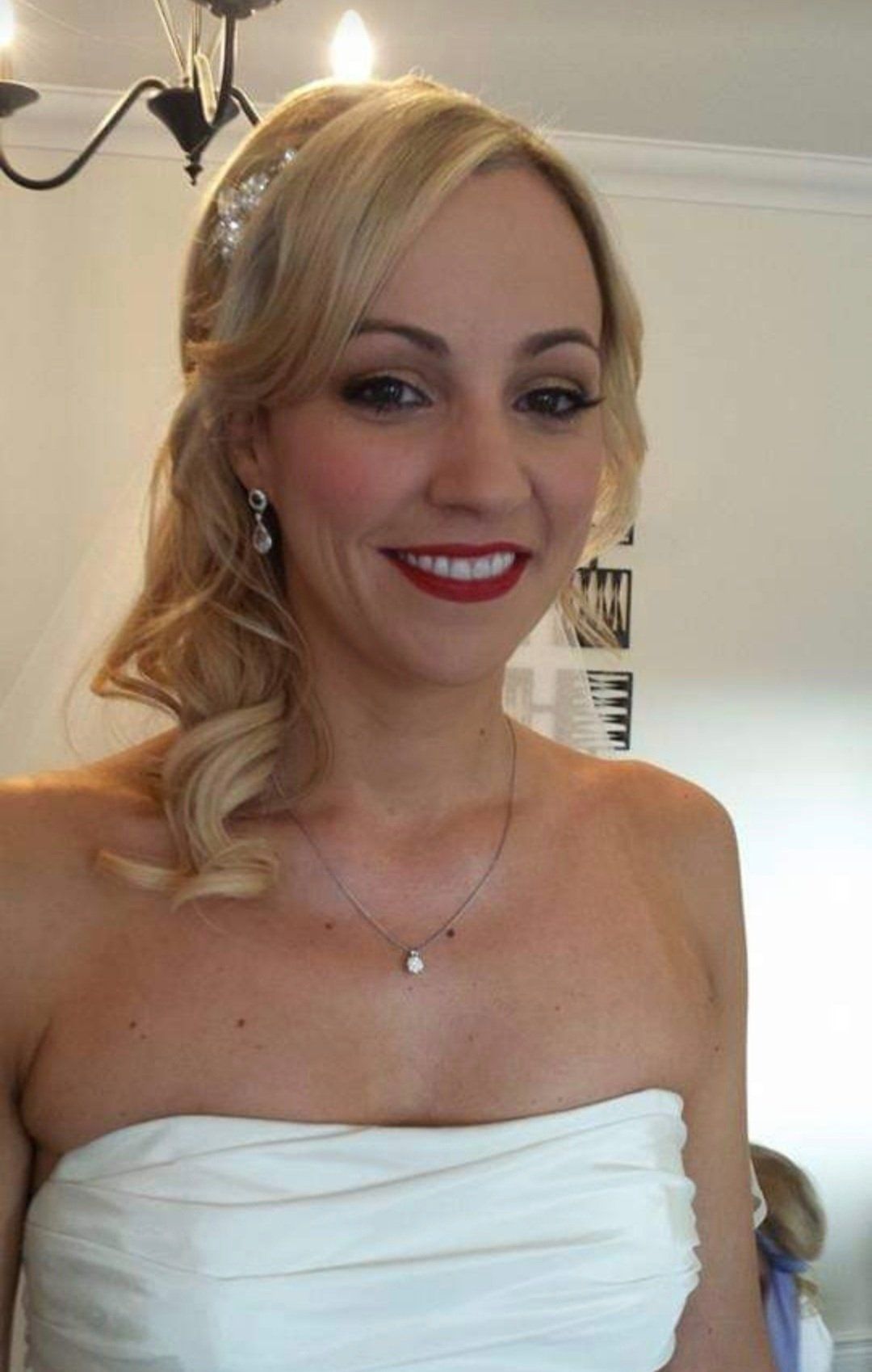 Blonde bride with curly hair and subtle make-up