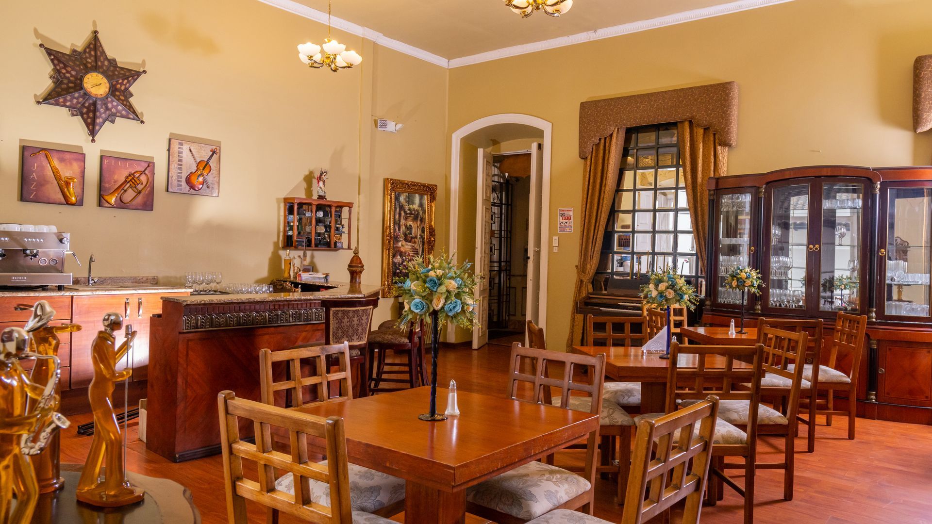 There are many tables and chairs in this room.