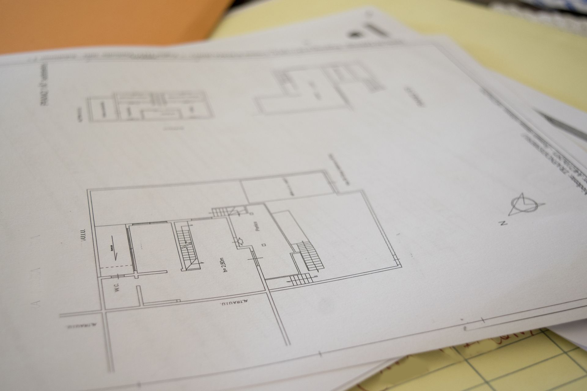 Un dessin en noir et blanc d'une maison est posé sur une table.