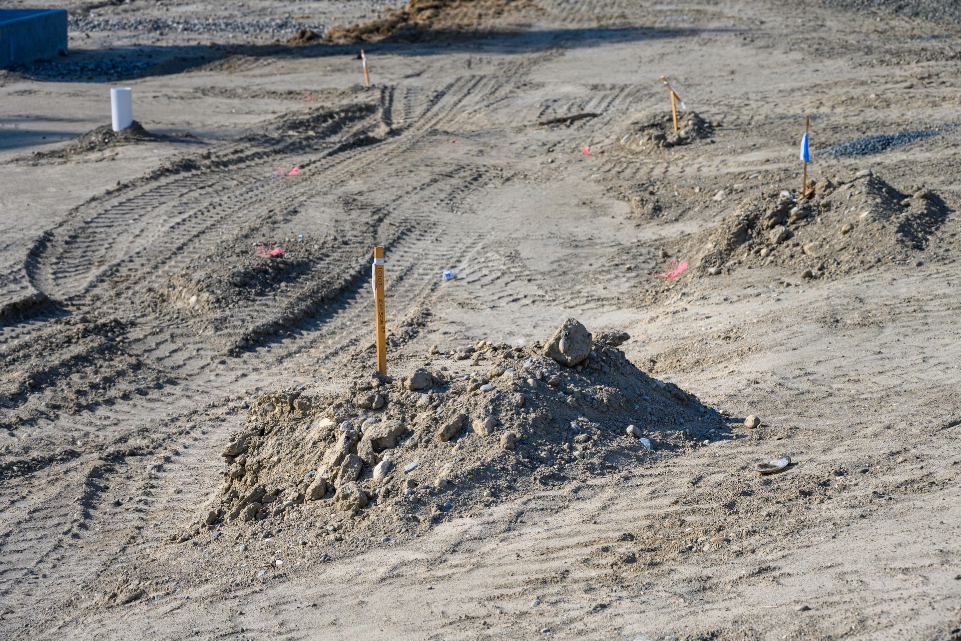 Un chantier avec beaucoup de terre et beaucoup de traces dans la terre.
