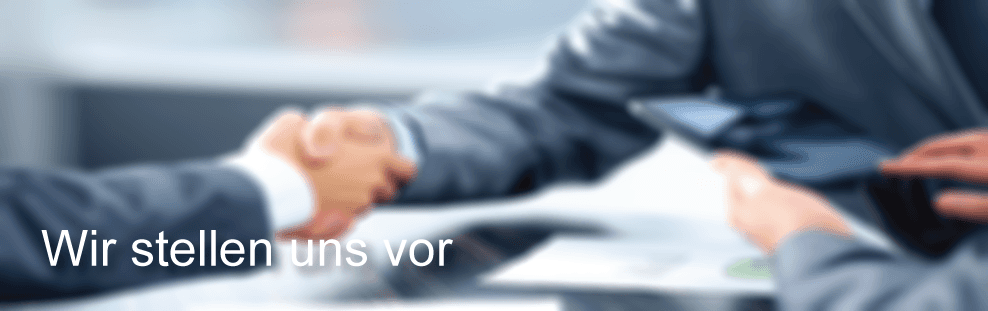 Deux hommes se serrant la main devant un panneau indiquant « nous vous attendons »