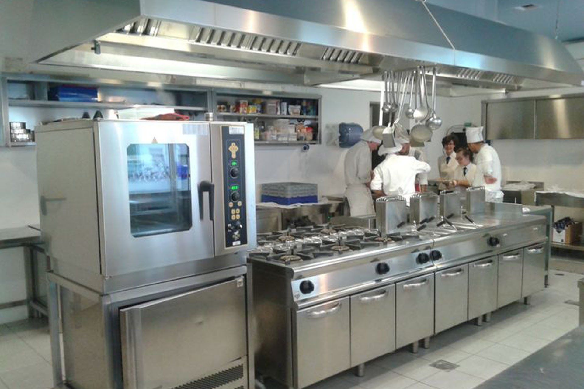 cucina professionale con fuochi