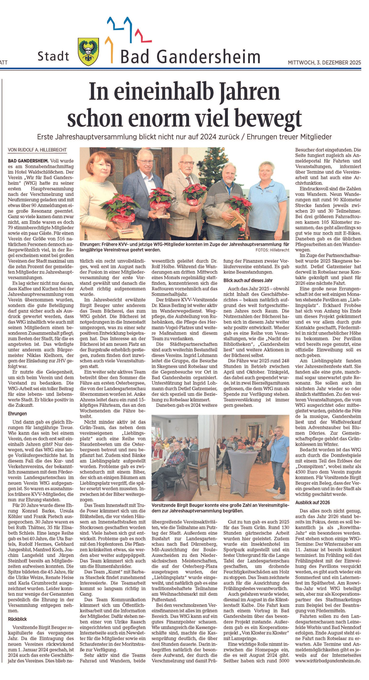 Zeitungsartikel mit Fotos über eine Veranstaltung in Bad Gandersheim. Menschen halten Blumen.