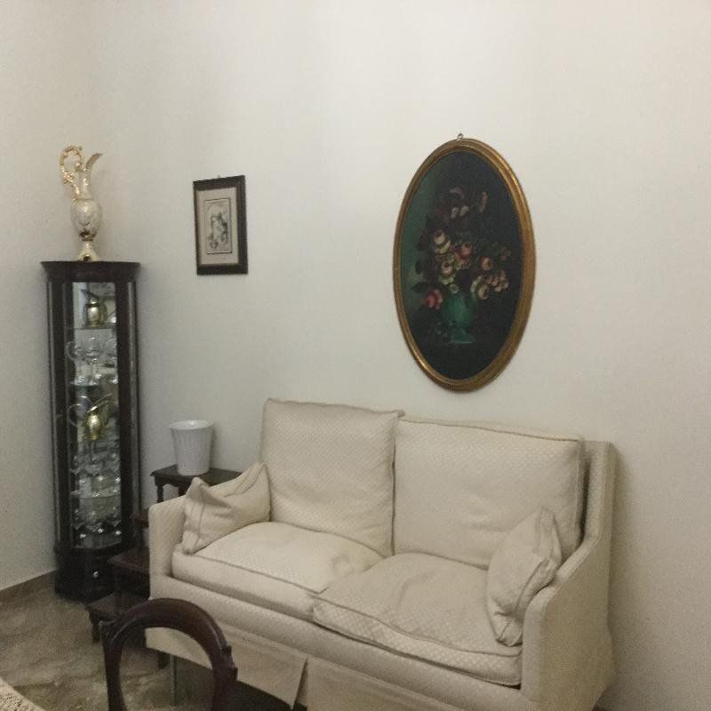 vista di un divano bianco