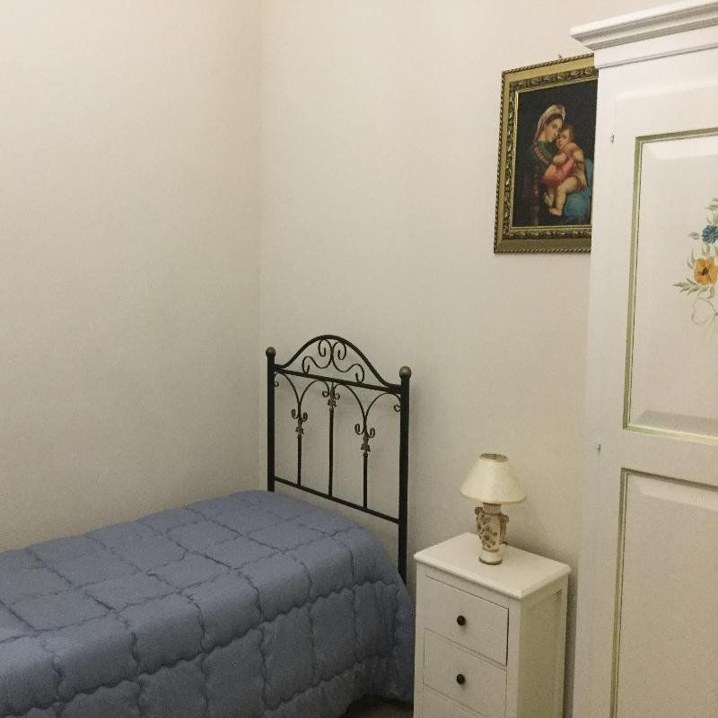 una camera singola con letto singolo