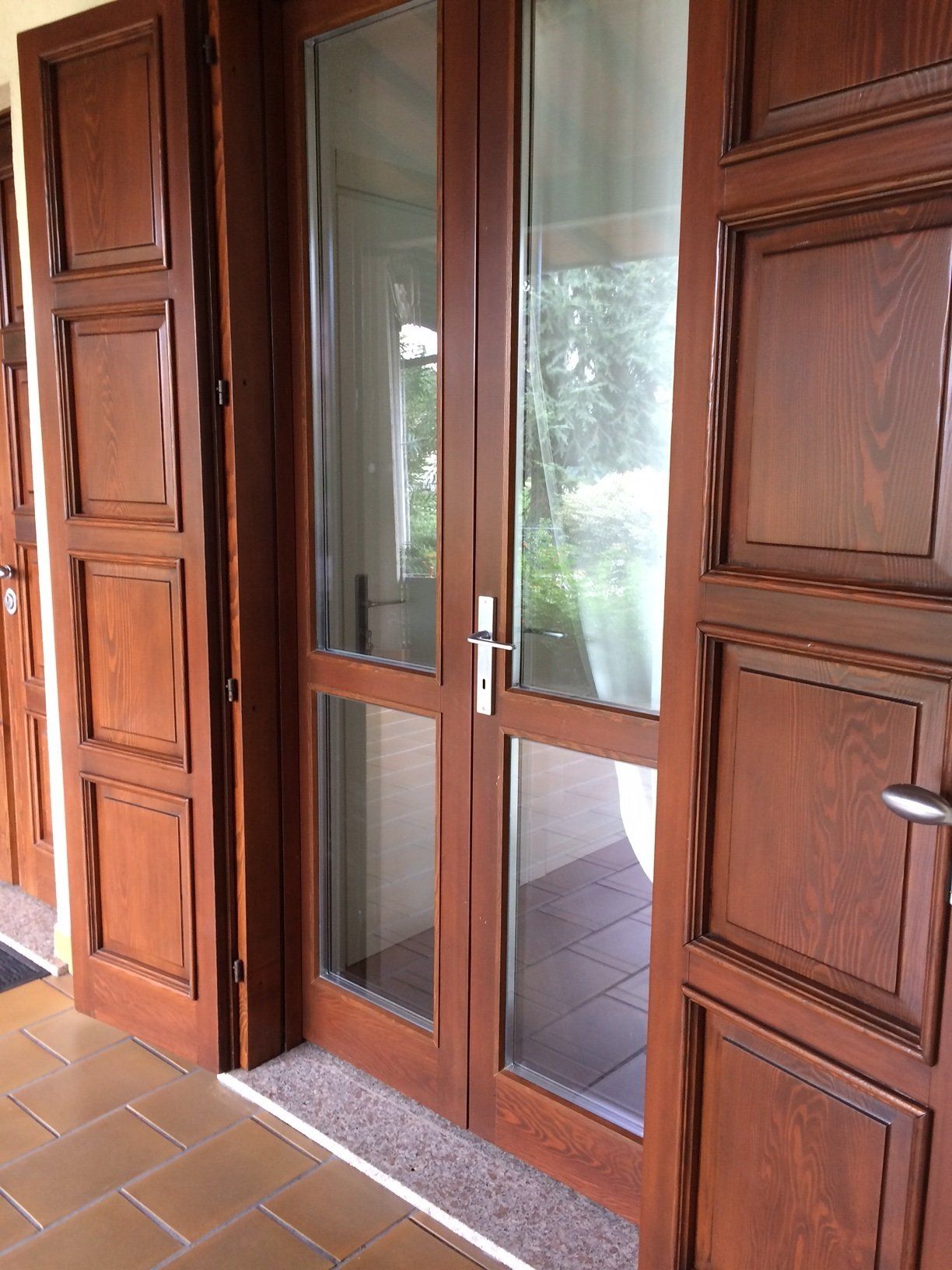 Porta finestra in legno e vetro