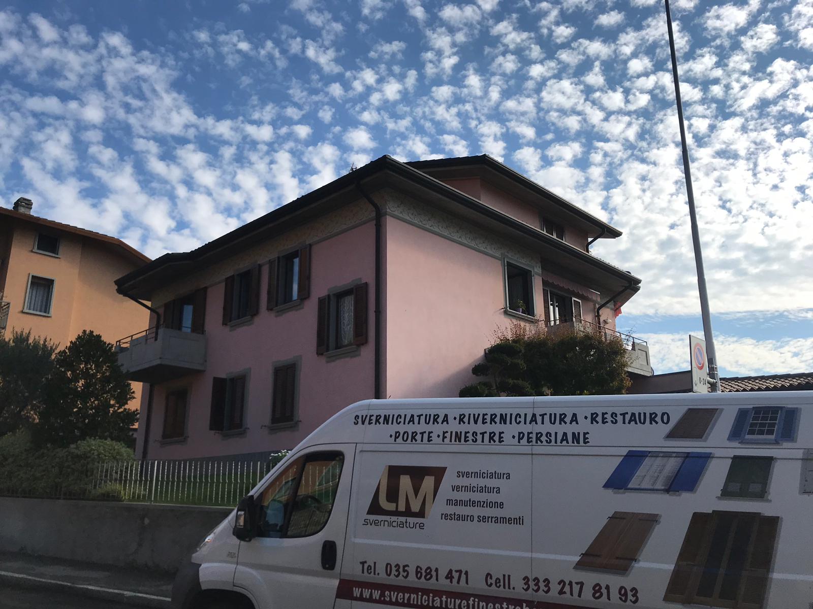 Furgone di LM Sverniciature davanti casa rosa