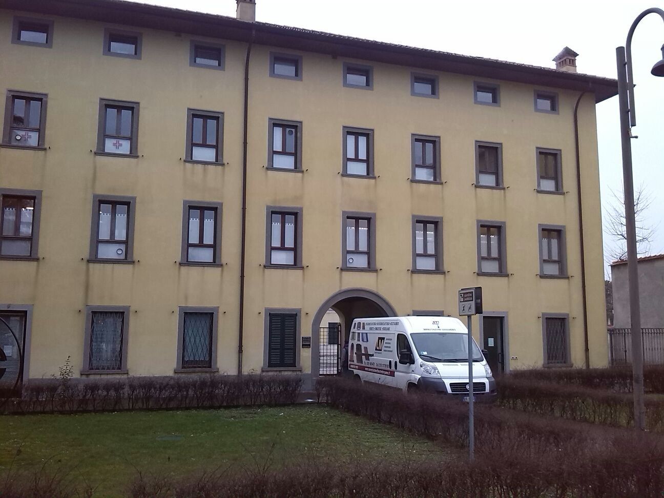 Furgone di LM Sverniciature davanti a un edificio