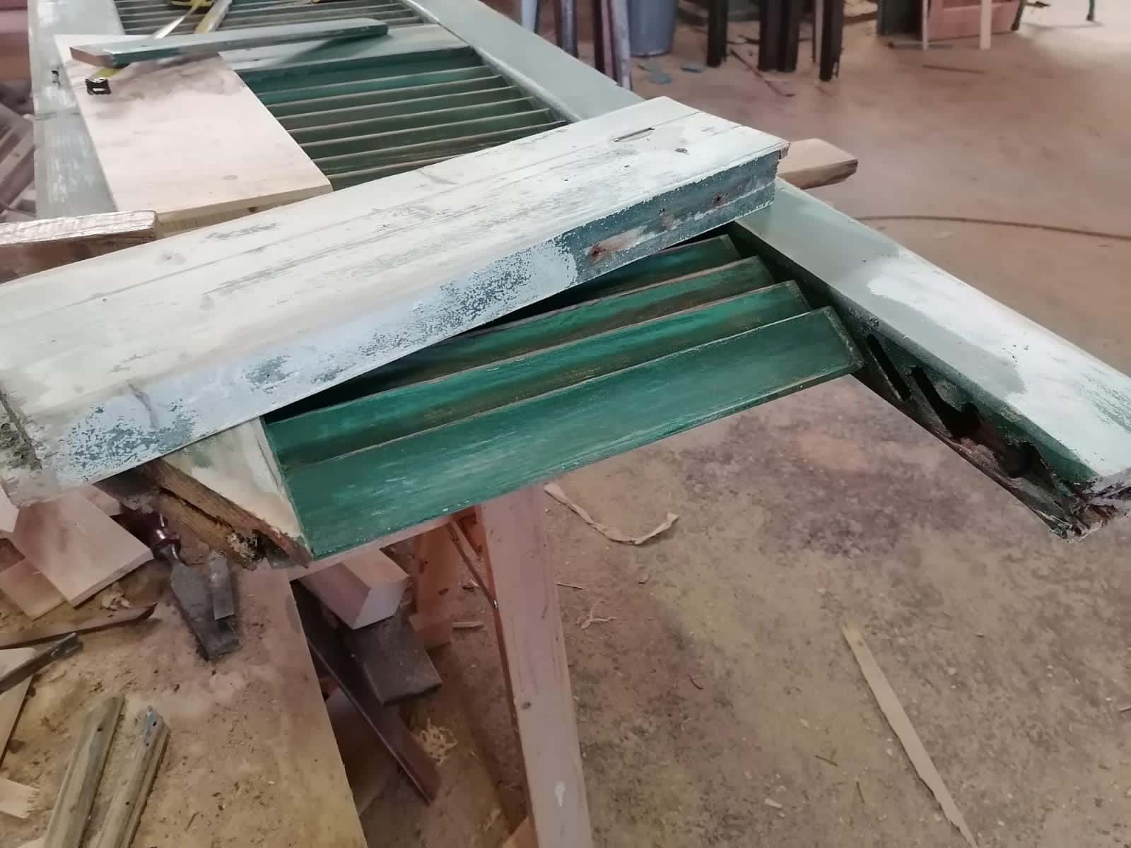 Infisso verniciato di verde