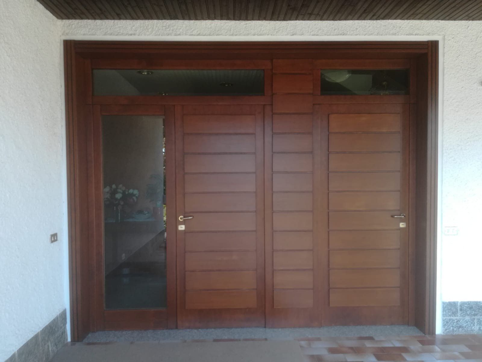 Porta in legno con vetrata