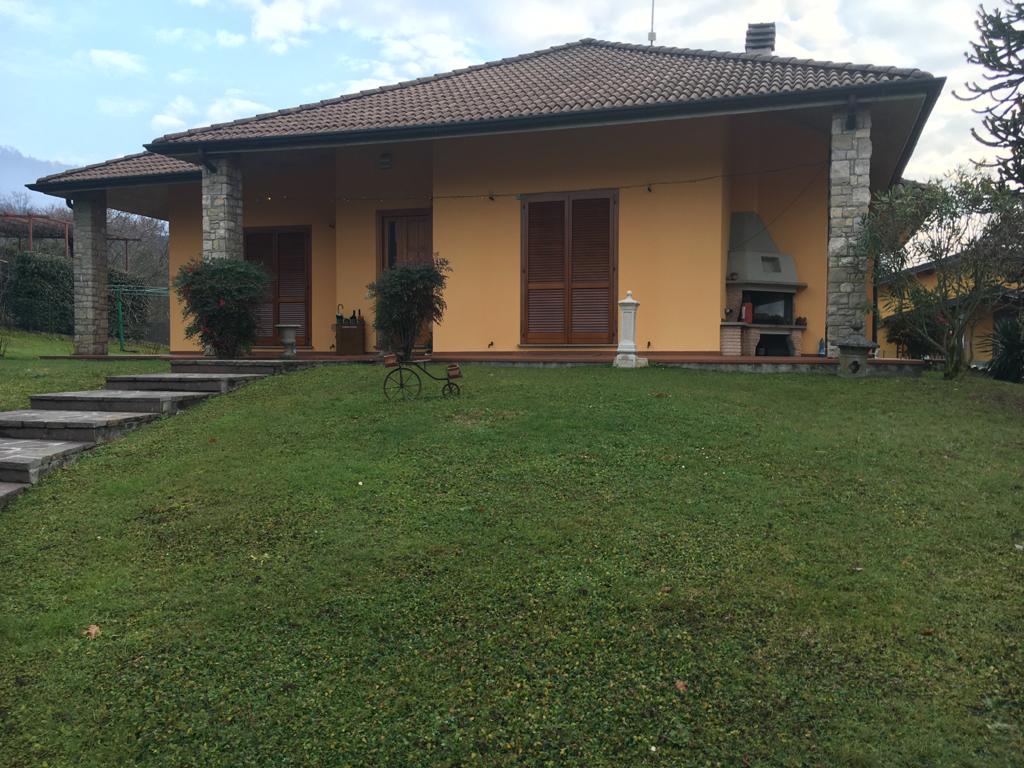 Casa con persiane in legno