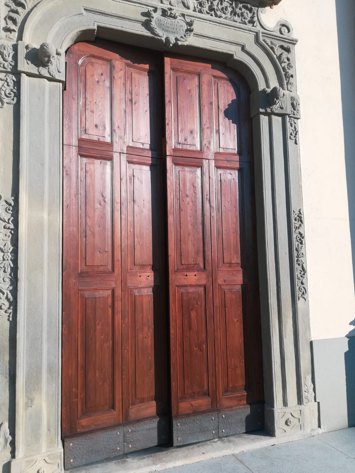 Portone d'entrata in legno