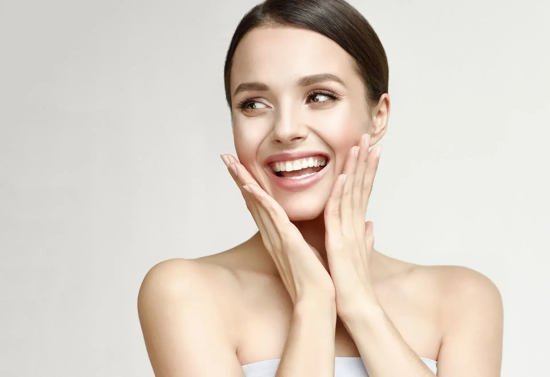 Happy woman smiling with smooth skin after Botox — natural-looking results at Tel Aviv clinic.
