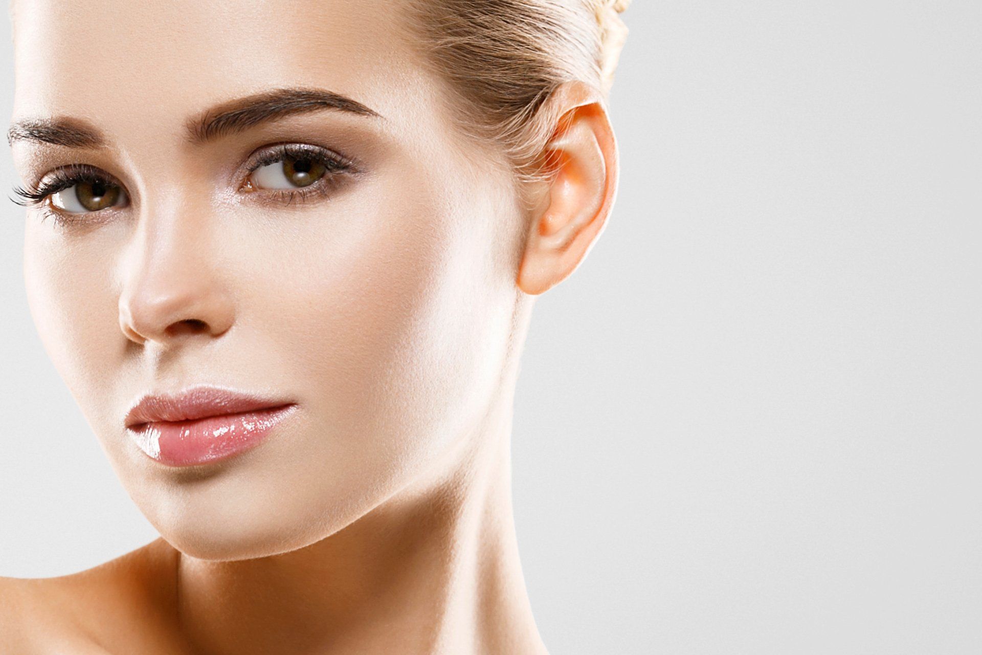 A confident woman with wrinkle-free, flawless skin thanks to Botox.