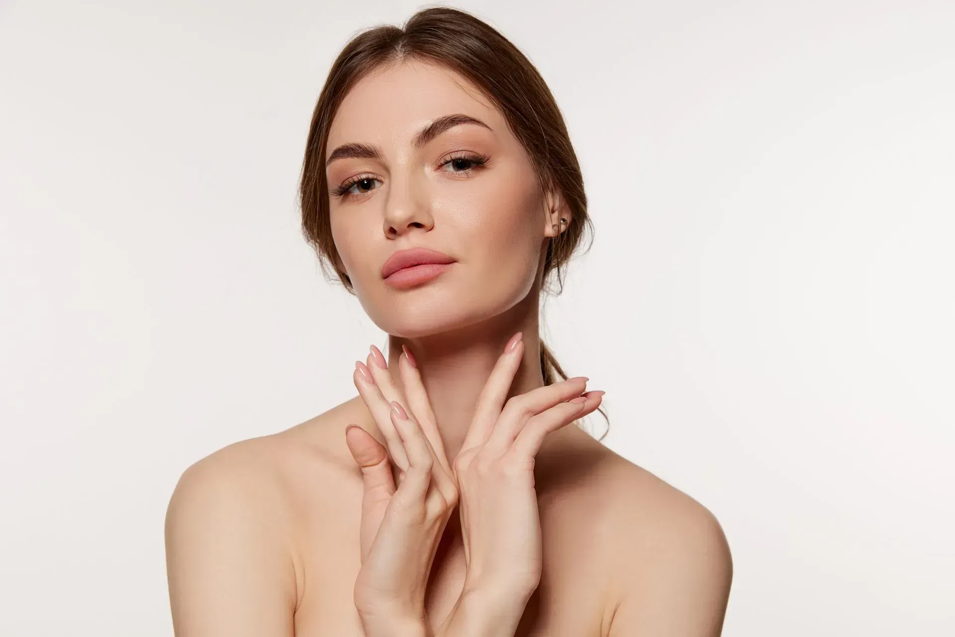 Young woman with flawless skin and subtle radiance after Botox — skin rejuvenation in Tel Aviv.