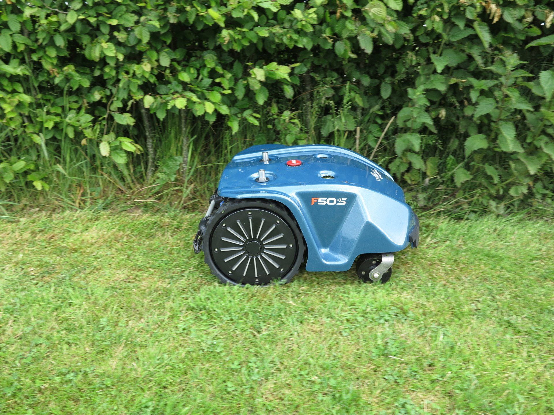 We and fit all brands or robot lawn automowers ,