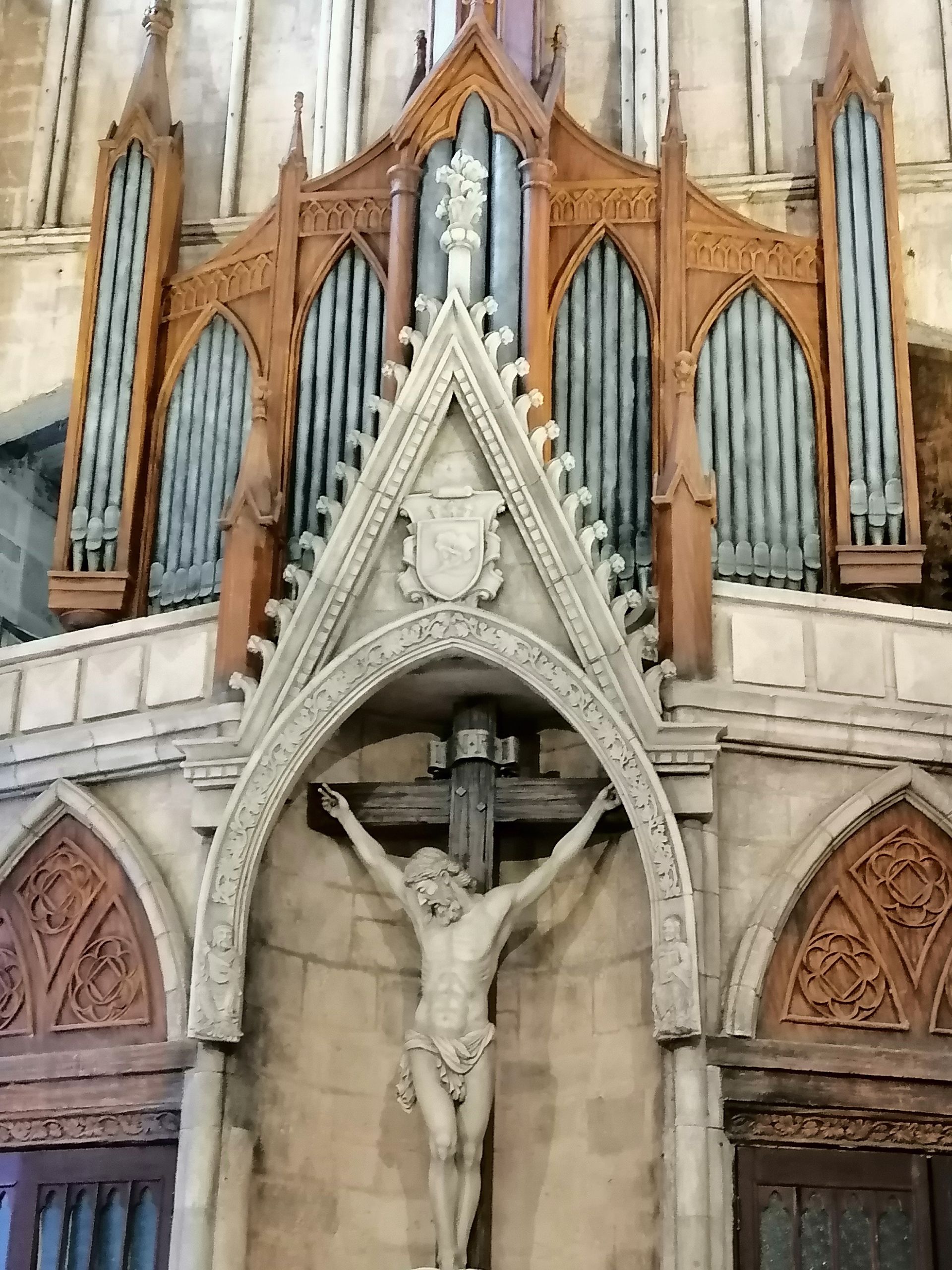 A church with a statue of jesus on the cross