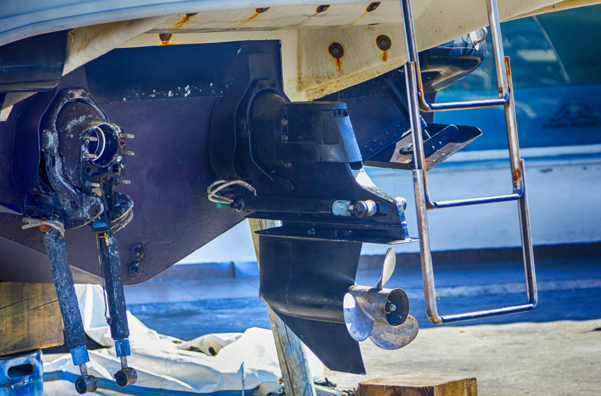 A boat with a ladder attached to it is sitting on a dock.