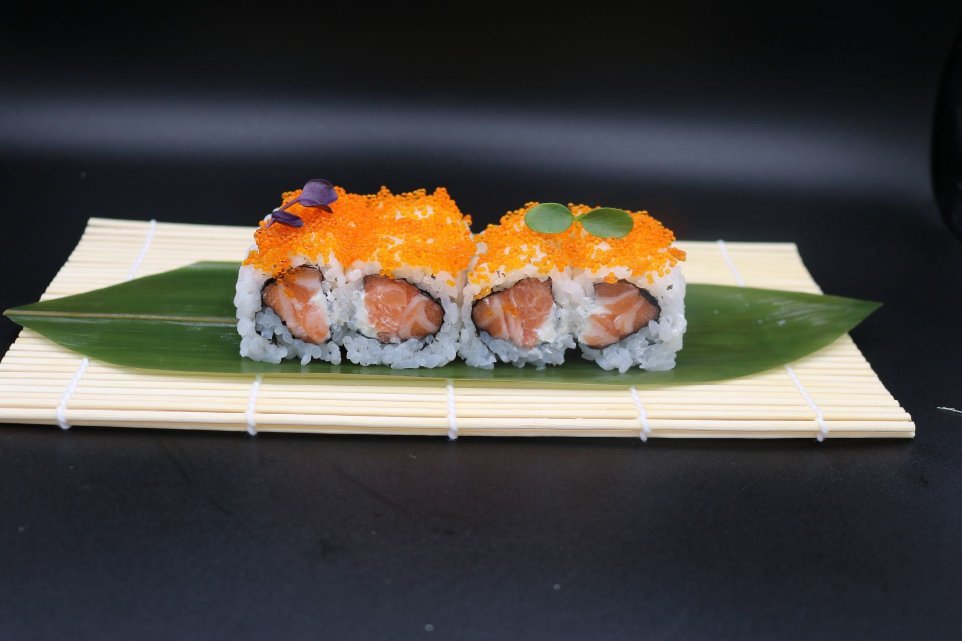 sushi con uova di pesce