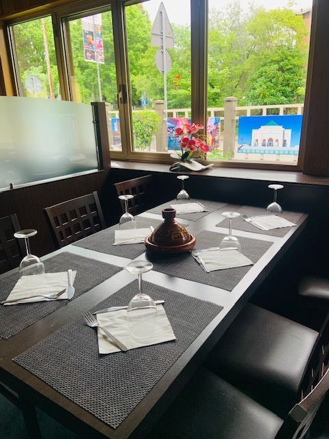 Un tavolo in un ristorante con bicchieri e tovaglioli sopra