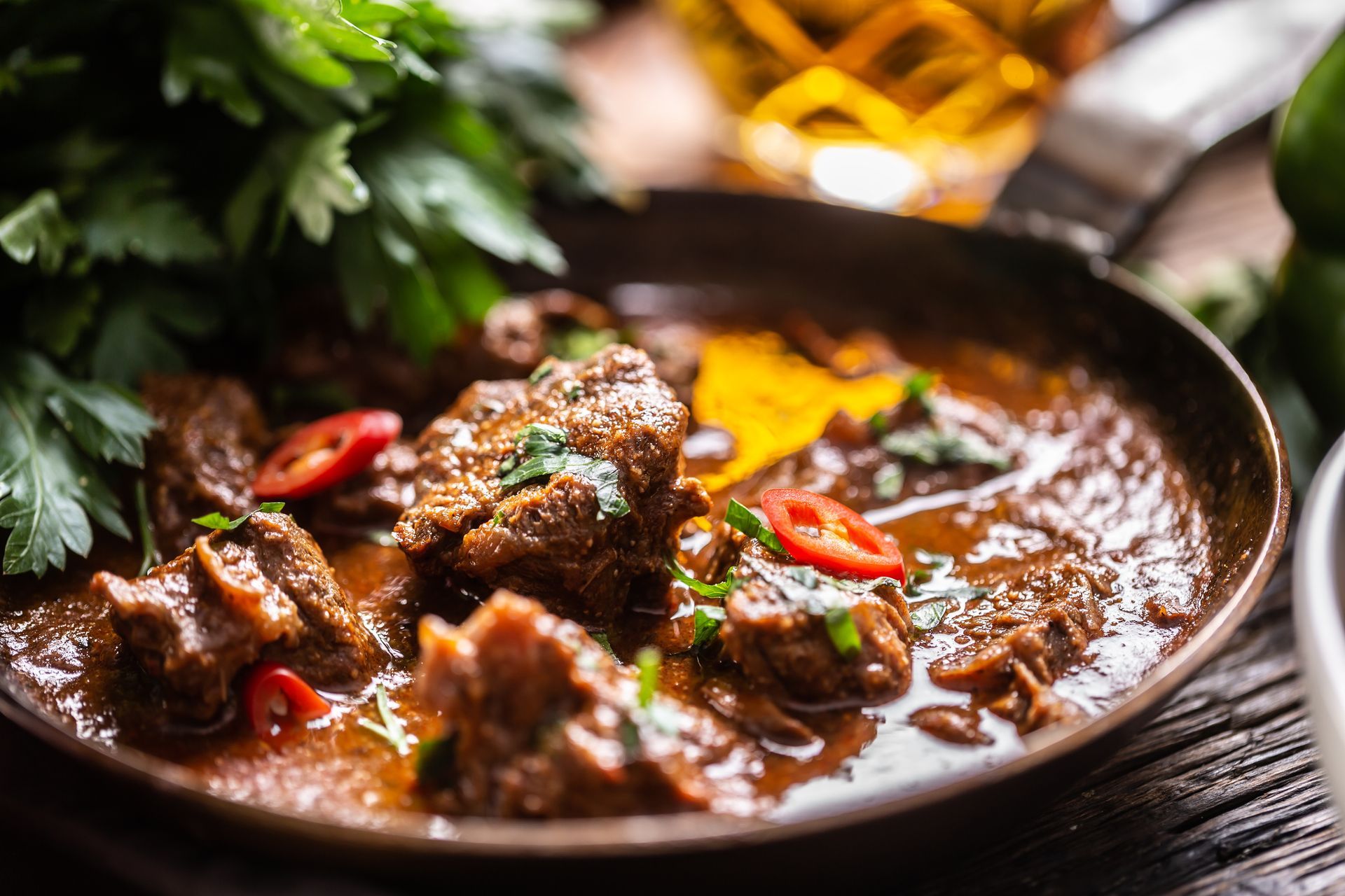 Primo piano di una ciotola di stufato di manzo su un tavolo.