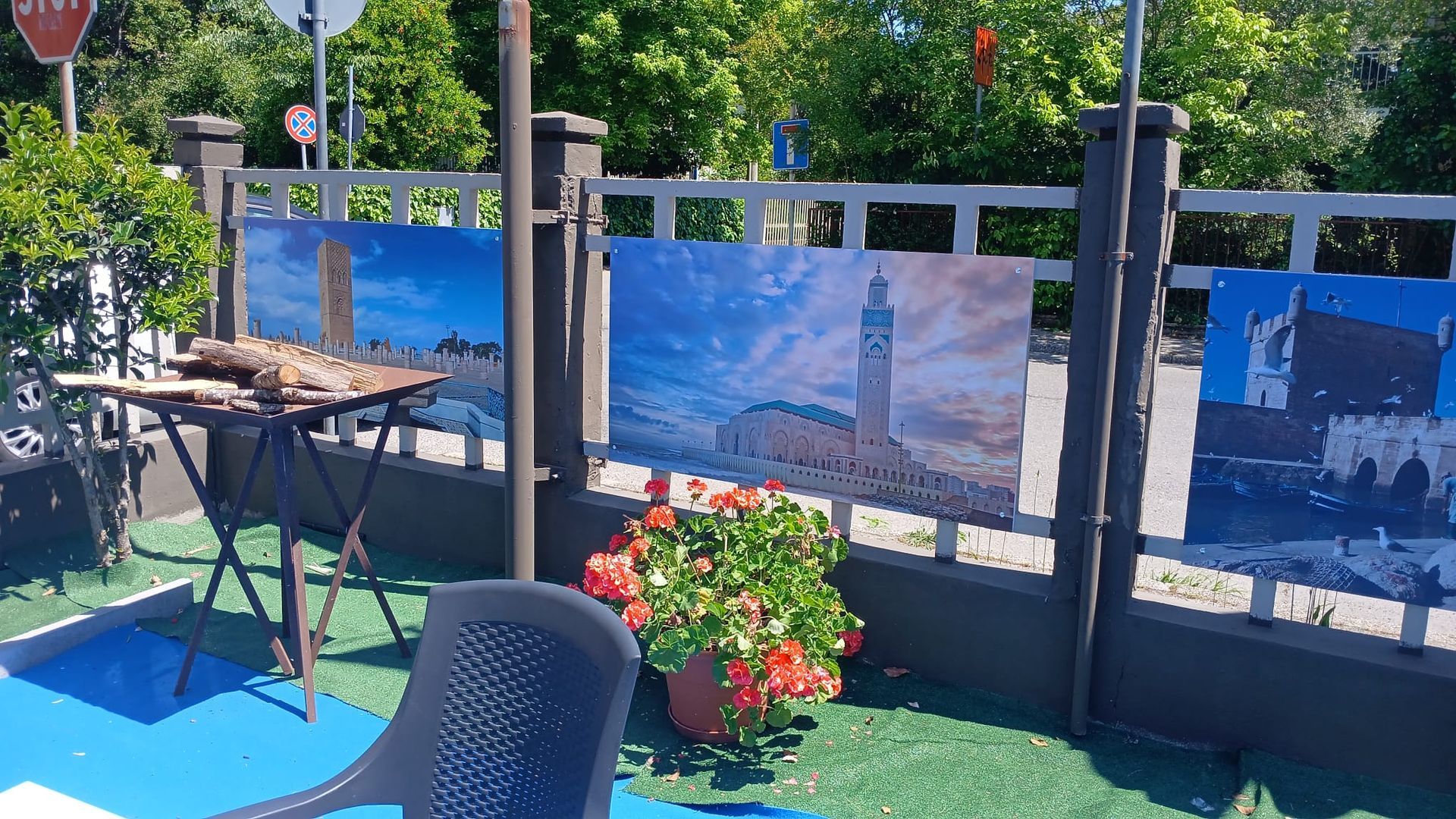 Una recinzione con l'immagine di una torre dell'orologio sopra