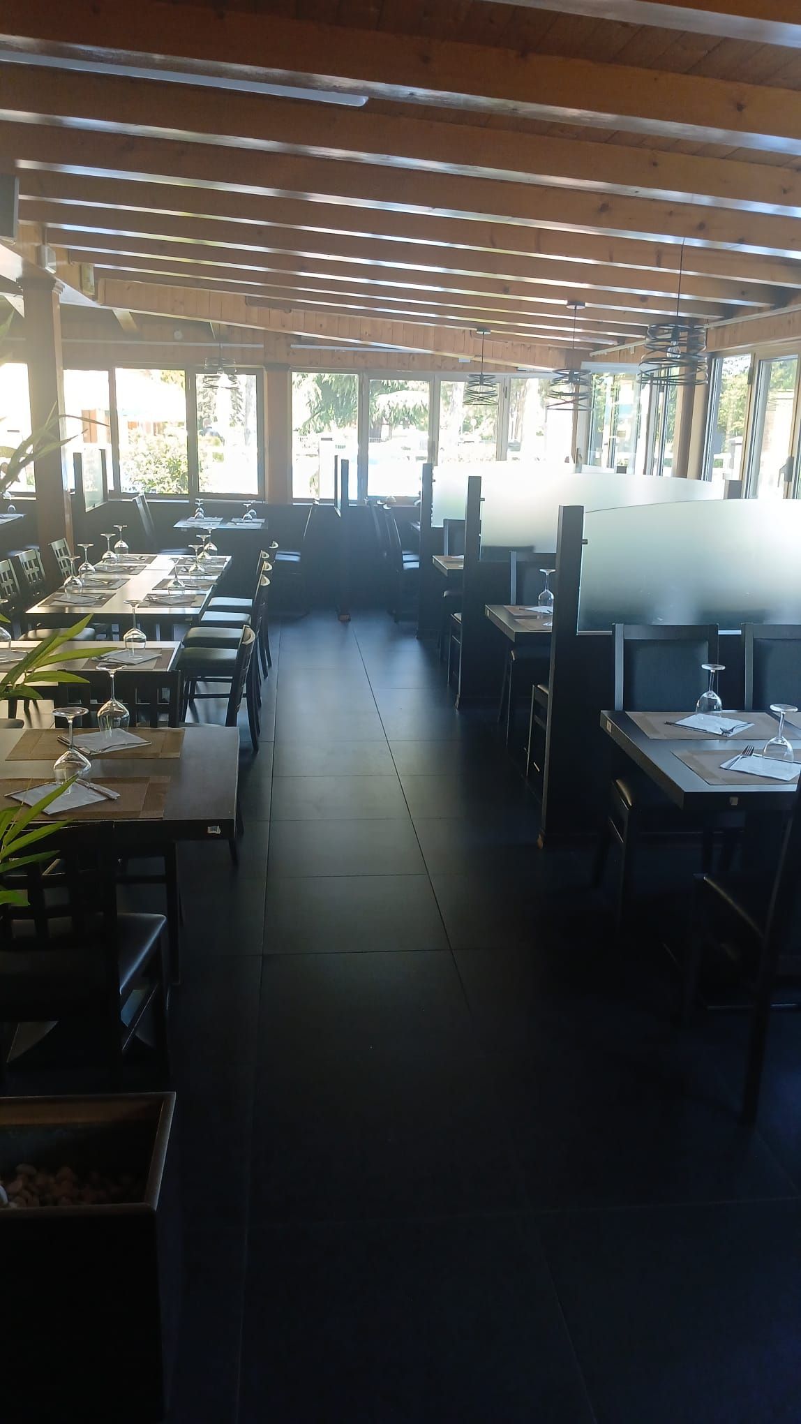 Ci sono molti tavoli e sedie nel ristorante.