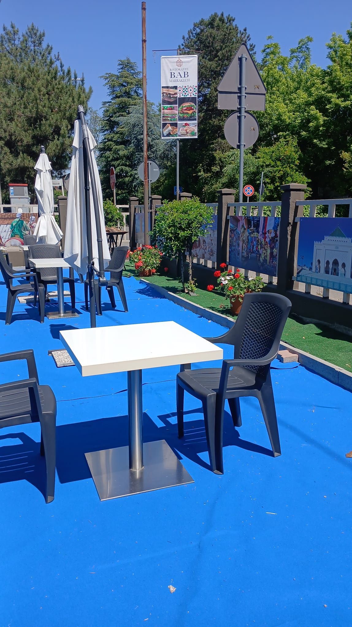 Un tappeto blu con tavoli e sedie sopra