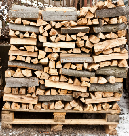 A pile of wood is stacked on top of each other on a wooden pallet.