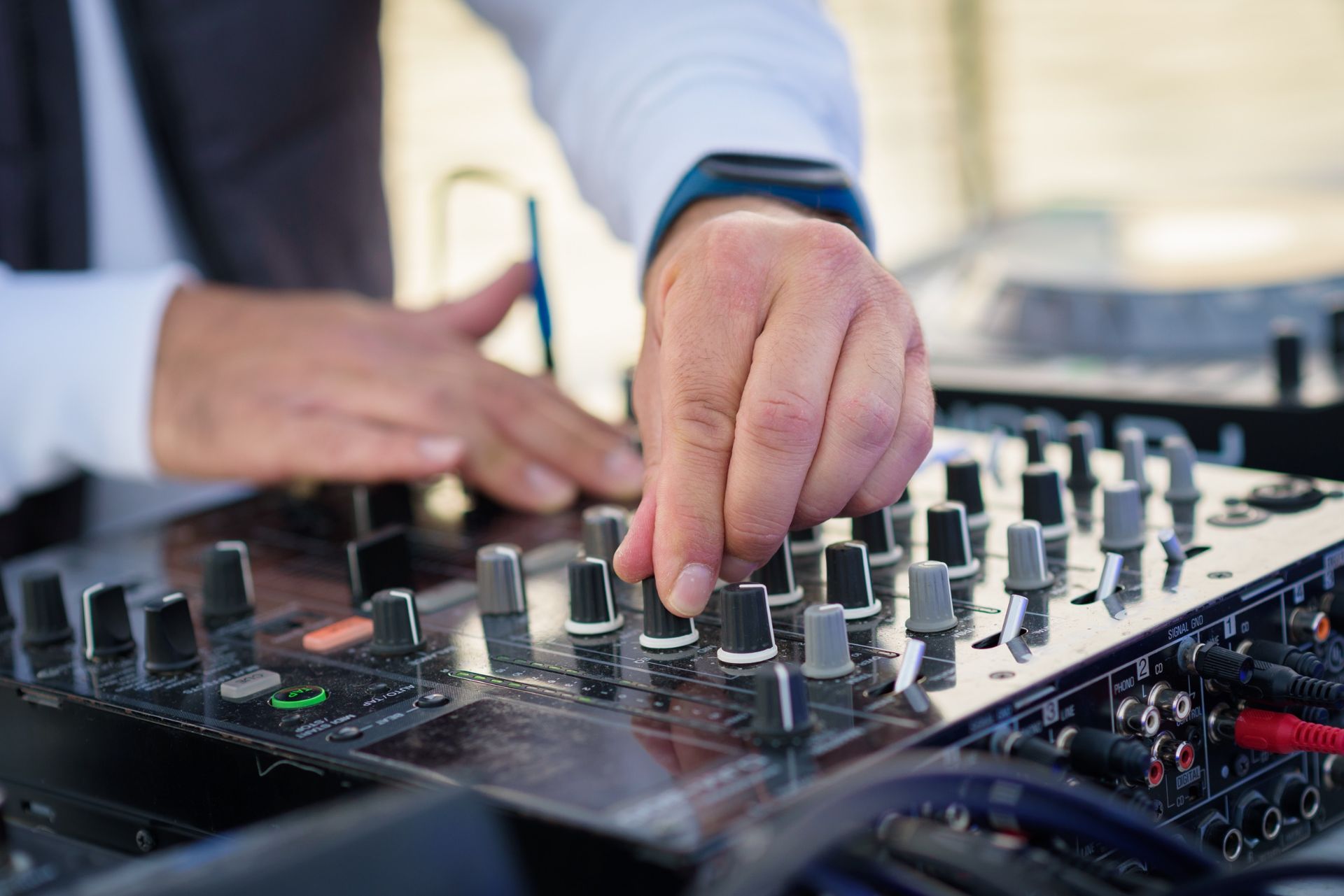 7 Things To Consider While Hiring A DJ For Your Event