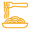 Un plato de fideos con un tenedor que sobresale de él.